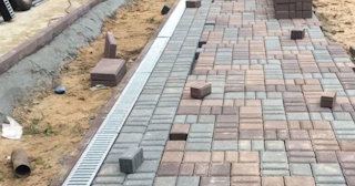Профессиональная укладка плитки на улице в Губахе в октябре