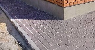 Укладка плитки на отмостку: Цена от 829 руб. в Губахе от ТротуарнаяПлитка