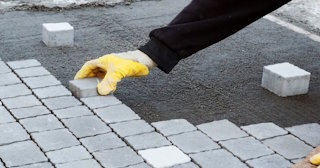 Монтаж тротуарной плитки на даче в Губахе в октябре