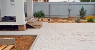 Укладка тротуарной плитки во дворе в Губахе в октябре