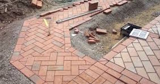 Укладка тротуарной плитки в Губахе в октябре