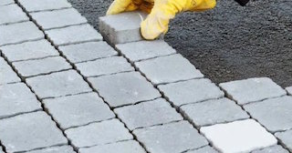 Укладка квадратной тротуарной плитки в Губахе в октябре