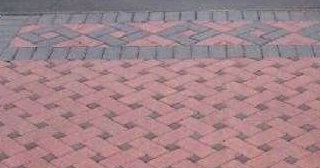 Укладка тротуарной плитки на старое бетонное основание в Губахе в октябре