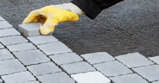 Укладка брусчатки в Губахе - цена от 829 руб. за м2 | ТротуарнаяПлитка