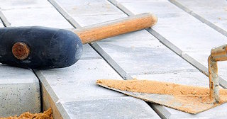 Профессиональная укладка тротуарной брусчатки в Губахе в октябре