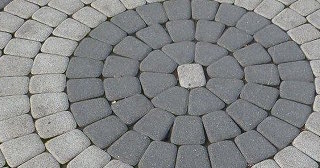 Профессиональная укладка клинкерной брусчатки в Губахе в октябре
