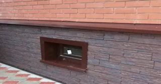 Облицовка цоколя панелями под камень в Губахе в октябре