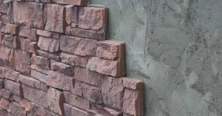 Качественная отделка цоколя фундамента снаружи в Губахе в октябре