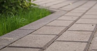 Профессиональная укладка тротуарных дорожек в Губахе в октябре